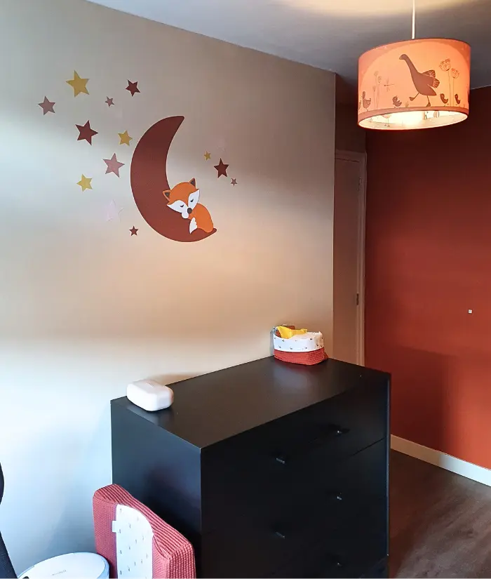 Terracotta babykamer met vosje op de maan goud en roest